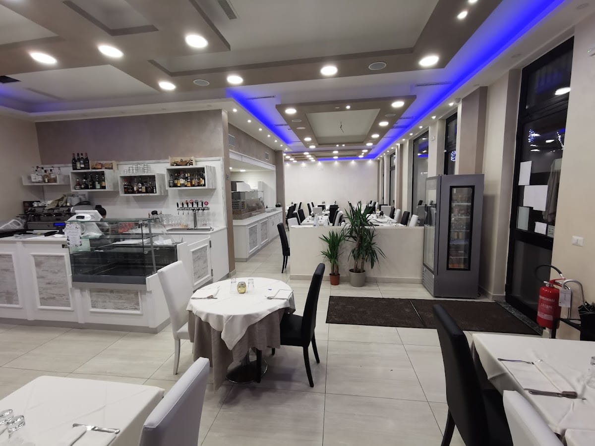 La sala rinnovata di NIZZA con luci calde e tavoli eleganti